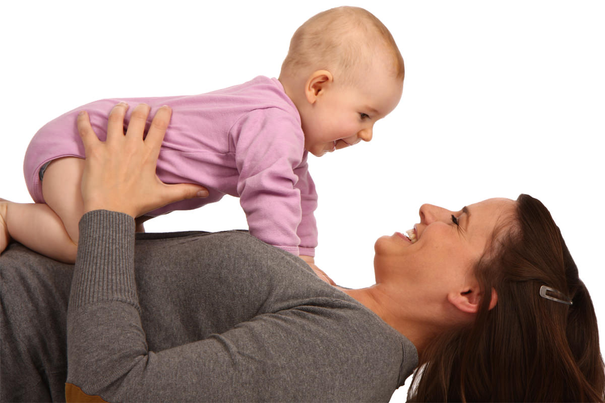 Baby auf dem Mutterbauch