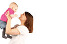 Frau haelt Baby hoch