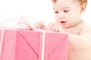 Baby packt Geschenk aus