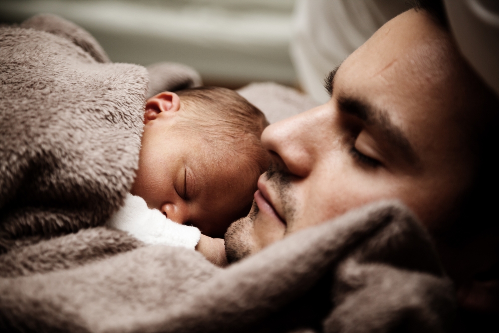 Wo schläft Baby im Familienbett?