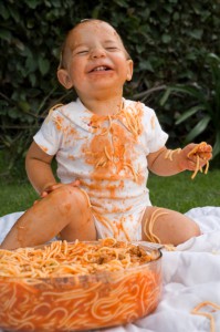 Baby macht Sauerrei beim Essen