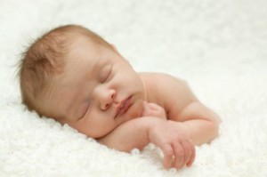 Baby schläft auf weichem Flauschstoff