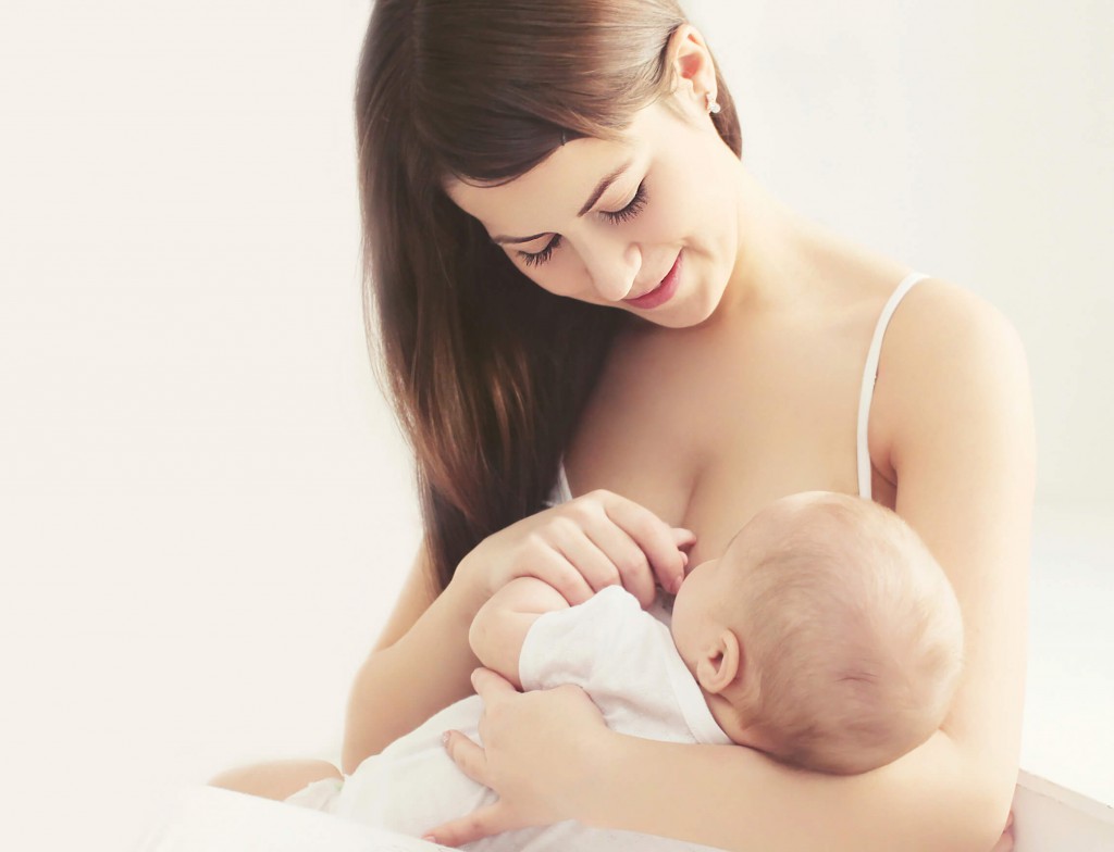 Weiche Foto junge Mutter Fütterung Brust Ihr baby im home