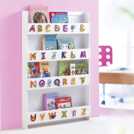 Bücherregal mit Buchstaben