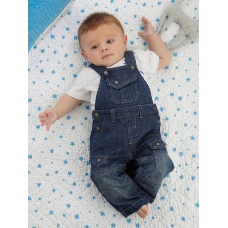 Babyset aus Latzhose und T-Shirt